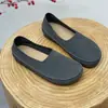 Zapatos casuales hechos a mano para mujer, de estilo coreano, modernos y elegantes, para verano, nuevos, planos, de punta redonda, con suelas suaves y diseño de doble uso, 2026