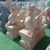 Un Par de Esculturas Pixiu de Mármol Blanco Talladas en Piedra para la Entrada de una Villa en una Zona Residencial, Adornos Animales Tallados a Mano