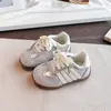 Zapatillas de entrenamiento casuales para niñas, nuevo modelo otoño 2026, zapatillas de suela blanda para niñas, zapatos con panel de terciopelo para bebé, estilo coreano