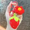 Llavero de lana tejida con fresas transfronterizo, exquisito y lindo accesorio floral, colgante para bolso, pequeño regalo, venta al por mayor de comercio exterior