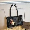 Bolsa tote de design nichado estilo coreano, nova coleção 2026, apresentando um design único e estiloso com estética minimalista, perfeita para férias, e uma bolsa de ombro ou de axila da moda para mulheres