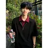 Camisa polo de manga curta estilo faculdade, falsa peça dupla, para homens, estilo americano de verão, ombro normal, caimento clean, toque de alta qualidade, camiseta com meio zíper