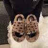 Novas pantufas de algodão com sola grossa, da moda 2026, estampa de leopardo peluda, para usar ao ar livre no outono e inverno, pantufas domésticas femininas que aumentam a altura