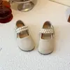 Sandálias Plataforma Birkenstock Slip-on de Pérolas Novas Outono 2025 para Meninas Baotou Sapatos Pequenos de Couro Preguiçosos Sapatos de Princesa