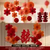 Accesorios de decoración para la habitación de bodas, incluyendo artículos para el dormitorio de los novios, decoraciones para la pared del cabecero y una variedad de suministros de boda para crear una atmósfera festiva.