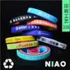 Fabricantes de vários tamanhos e processos podem ser pulseira de silicone fixa pulseira de pulso de basquete luminosa impressão de logotipo com letras
