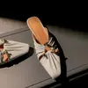 Primer Encuentro con el Zapato de Medio Uso Cuadrado Hueco Plisado de Estilo Francés con Hebilla Metálica, Adecuado para que las Mujeres lo Usen Afuera en Verano
