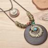 Collar largo de cadena para suéter de joyería japonesa y coreana al por mayor, accesorios simples con colgante tridimensional de imitación turquesa versátil, collar de cuerda encerada