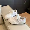 Tênis casuais versáteis fofos estilo coreano para aumentar a altura para mulheres, novo modelo outono 2026, sapatos esportivos leves de sola macia para estudantes