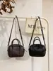 Bolso cuadrado pequeño Ae de cuero de plena flor único, bolso Boston para el antebrazo simple y versátil, bolso de hombro minimalista de cuero genuino para mujer