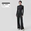 Conjunto deportivo cálido y cómodo para mujer, con un diseño ajustado que estiliza la figura, perfecto para fitness y yoga, con un tacto lujoso