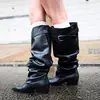 Botas de diseño único de punta fina plisadas apiladas, nuevo modelo primavera 2026, botas largas de caña ancha con hebilla de cinturón, botas altas de montar