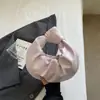 Bolsa de mano plisada con lazo, estilo nuevo de verano 2026, bolsa simple para cosméticos, bolsa de almacenamiento para artículos de tocador, bolsa casual, bolsa para mujer