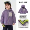 Jaqueta com Capuz Estilo Europeu para Meninos Outono e Primavera 2026 Nova Roupa Infantil Roupa para Criança Pequena Roupa Externa Tendência