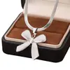 Collar de Acero Inoxidable con Corazón Hueco de Moda Lujo Ligero Europeo y Americano para Mujer Colgante de Joyería Simple Ins Cadena Versátil para Clavícula