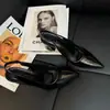Novos sapatos de salto grosso estilo francês para combinar com saias, sandálias verdes de bico fechado, saltos altos pontudos vazados nas costas primavera/verão 2026 para mulheres