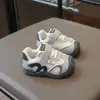 Tênis esportivos infantis, modelos de primavera e outono, superfície de couro respirável, sola macia, sapatos antiderrapantes para bebês, sapatos para meninos e meninas com velcro