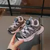 Zapatillas de Correr para Niños 2026 Nuevas Primavera y Otoño para Niños con Hebilla Giratoria Zapatos de Papá para Niñas Suela Suave Ligeras Casuales