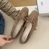 Zapatos de tacón alto de boca baja para mujer, elegantes y delicados, mocasines, lazo, suela suave, empalme, dulces, plisados, mostrando un estilo juvenil