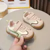 Zapatos de Patinaje para Niños de Bloques de Color de Moda Primavera y Otoño Nuevo Estilo Unisex Bebé Suela Suave Zapatos para Caminar Velcro Bebé Pequeño Zapatos Argan