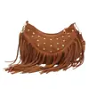 Bolso de Lujo Ligero Estilo Francés al por Mayor para Mujer, Nuevo Bolso de Hombro con Remaches y Flecos Otoño e Invierno 2025 con Estilo Cruzado para Mujer