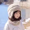 Gorro de Protección para Oídos Infantil Otoño e Invierno Aterciopelado Engrosado Lana Unisex Estudiantes de Primaria Tejido de Copos de Nieve Gorro con Bufanda Set de Dos Piezas