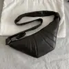Aquí Viene el Bolso Croissant Wangle, el Bolso Más Clásico con Delicada Textura de Piel de Oveja para Mujer