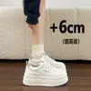 Zapatillas blancas de cuero suave con suela gruesa súper elegantes para mujer, primavera 2026, zapatos deportivos casuales versátiles ultramodernos con aumento de altura