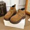 Hebilla de Cinturón Nueva Tamaño Pequeño Diseño 2026 Botines de Caña Baja Botas para Mujer Remaches Suela Gruesa que Aumenta la Altura Moda Slip-Ons