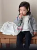 Moda Ins Estilo Coreano Chaqueta de Primavera para Bebé Niña de 1-3 Años Conjunto de Tops de Manga Larga para Niñas Pantalones de Niño Conjunto de Tres Piezas Primavera