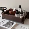 O organizador de mesa com textura de madeira eleva o estilo da sua penteadeira e oferece uma solução perfeita para guardar cosméticos e outros itens.