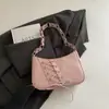 2026 Início do Outono Nova Bolsa Transversal Retro Nicho Moda Portátil Pequena Quadrada Feminina Simples Popular Casual Bolsa de Ombro