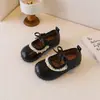 Sapatos de Couro para Meninas 2025 Outono Novo Laço de Pérola Sapatos de Princesa para Meninas Sapatos Soltos para Bebês