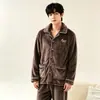 Cardigan simple de color oscuro para pijama de hombre, corte holgado, talla grande, conjunto cálido de dos piezas para casa, suministro directo de fábrica (Porcelana)