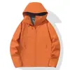 Colección de otoño e invierno: chaquetas minimalistas y ligeras para exteriores, ropa de trabajo con opciones de logotipo personalizadas y ropa deportiva para exteriores para uniformes corporativos