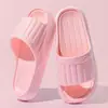 Un Par de Sandalias Rayadas de Letras de Eva Disponibles en Múltiples Especificaciones