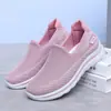 Sapatos Novos para Mamães na Primavera Sapatos Slip-on para Idosos Sapatos de Pano Old Beijing Sola Macia Antiderrapante Sapatos Femininos