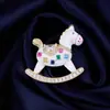Broche de Caballo Verde Pequeño Esmaltado Lai Cai Yuanbao con un Nuevo Diseño Estilo Chino, Broche de Estilo Nacional de Moda, Accesorio Versátil para Suéteres y Abrigos
