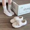 Novo estilo 2026, sola reta, design de nicho, forrados de fleece, sapatos peludos para mulheres, perfeitos para outono e inverno, fáceis de calçar e adequados para uso interno e externo