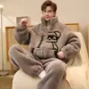 Pijama de forro polar coral para hombre, con cuello alto de cremallera, cálido y cómodo para usar en casa, engrosado para otoño e invierno, con diseño de dibujos animados