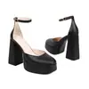 Sandálias Plataforma Vazadas Impermeáveis Tamanho 35-43 para Mulheres, Sapatos de Verão para Mulheres de Grande Tamanho Transfronteiriços, Estilo Europeu e Americano Plataforma Impermeável Salto Quadrado com Fivela