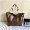 Nova Bolsa de Ombro Versátil de Grande Capacidade para Mulheres, Estilo Nicho de Inverno 2025, com Toque Relaxado, Adequada para o Dia a Dia, Bolsa Tote Tendência