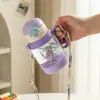 Vaso de paja para niños, lindo vaso de agua de plástico, botella de agua portátil con asa para bebés de jardín de infantes, vaso resistente a caídas con marcas de medición
