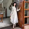 Vestido de Encaje Elegante de Estilo Francés, Manga Larga, Cuello en V, Pesado Bordado con Perlas, Adelgazante, Color Albaricoque, Nuevo Otoño 2026
