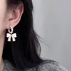 Pendientes de botón con forma de C de perla y circonita cúbica de aguja plateada Estilo retro francés Dulces Delicados Joyería para orejas de lujo ligero y de alta gama