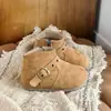 Botas de Couro Forradas com Pelúcia para Crianças 2026 Chegada Nova de Outono Botas Curtas para Meninas Estilo Fivela de Metal para Meninas Botas com Solado Macio Sapatos Casuais Individuais