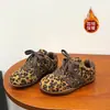 Otoño 2026 Nuevos Zapatos Casuales de Algodón de Doble Capa para Niños Moda Tendencia Versátil Estampado de Leopardo Más Terciopelo Niños y Niñas Zapatos de Entrenamiento Alemanes