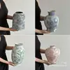 Vaso de Cerâmica Retro Porcelana Azul e Branca Ornamento para Sala de Estar, Jarra de Cerâmica para Arranjo de Flores, Decoração de Luxo Leve, Recipiente para Flores Estilo Chinês Novo, Pequeno