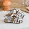 Sapatos Elegantes com Laço de Pérola Estilo Princesa Clássico Vazado Cor Pura Ninho de Pássaro Sandálias de Praia para o Verão 2026