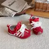 Tênis Esportivo Feminino 2026 Primavera/Outono Novo Estilo Estilo Ballet Infantil Tênis de Treino Alemão Solado Macio Meninas Cadarço Laço Sapatos Individuais